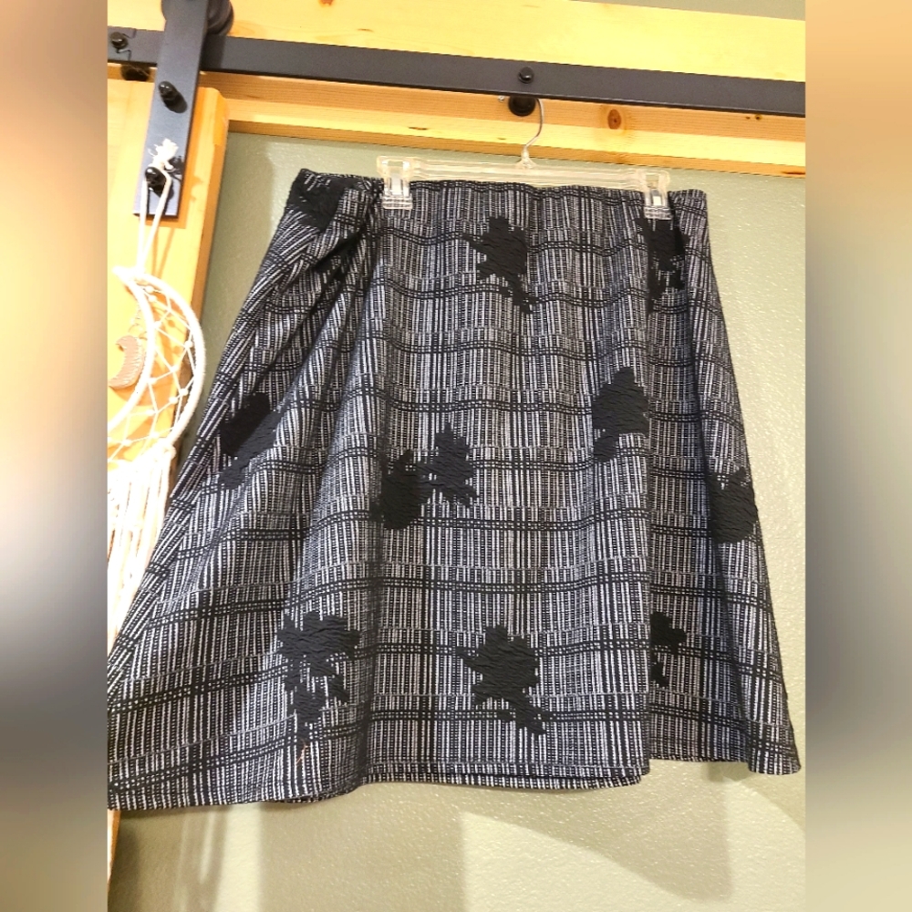 Knee length skirt,black and white designs
